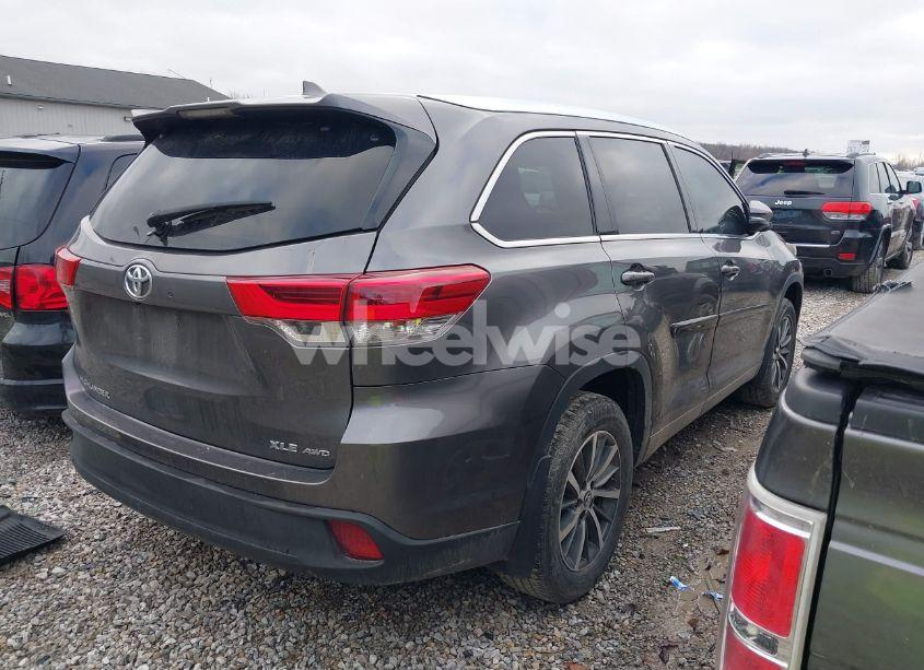 Photo 4 of 2017 Toyota Highlander XLE (VIN 5TDJZRFH5HS440414)