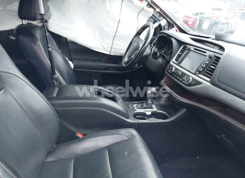 Photo 5 of 2017 Toyota Highlander XLE (VIN 5TDJZRFH5HS440414)