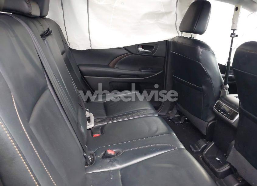 Photo 8 of 2017 Toyota Highlander XLE (VIN 5TDJZRFH5HS440414)