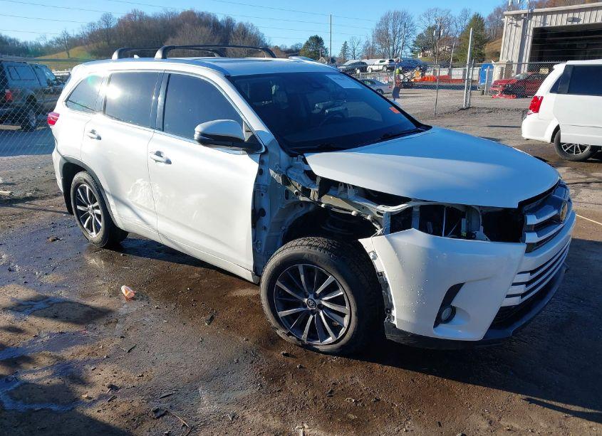 2017 Toyota Highlander XLE (VIN 5TDJZRFH5HS513961) main photo