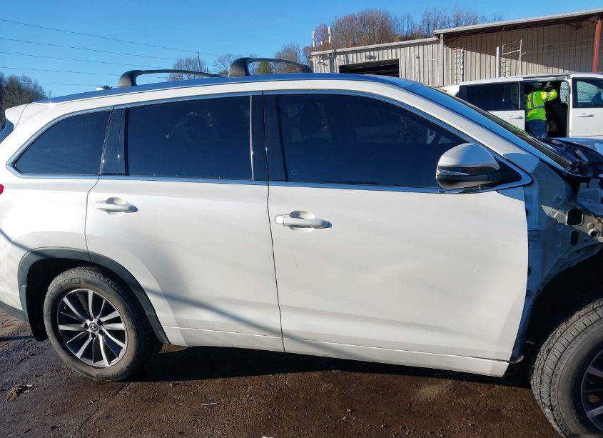 Photo 14 of 2017 Toyota Highlander XLE (VIN 5TDJZRFH5HS513961)