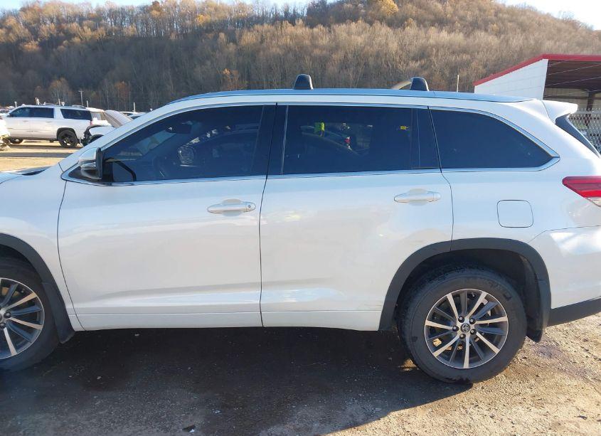 Photo 15 of 2017 Toyota Highlander XLE (VIN 5TDJZRFH5HS513961)