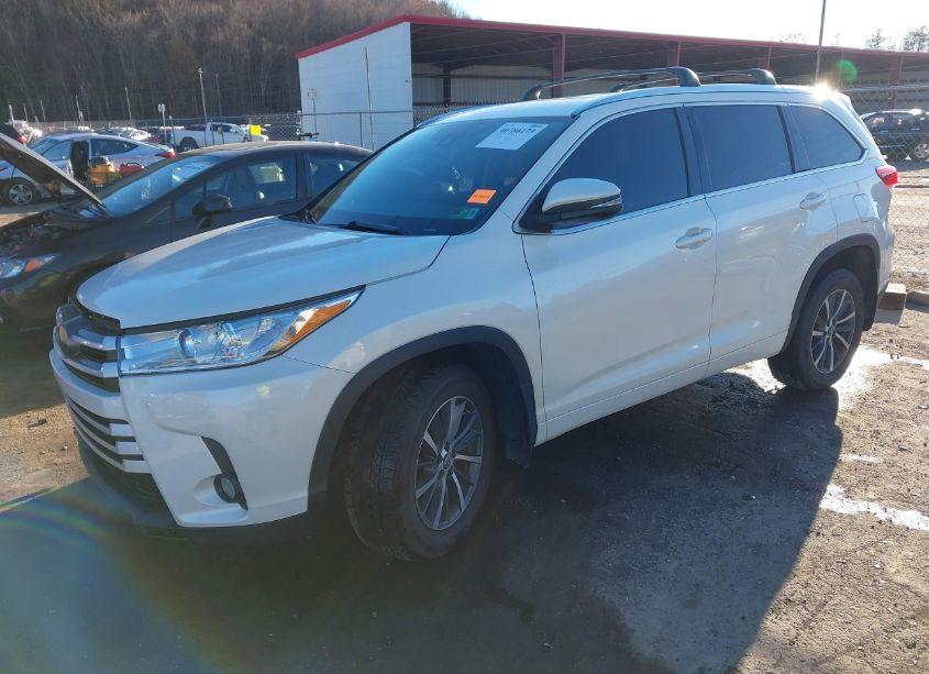 Photo 2 of 2017 Toyota Highlander XLE (VIN 5TDJZRFH5HS513961)