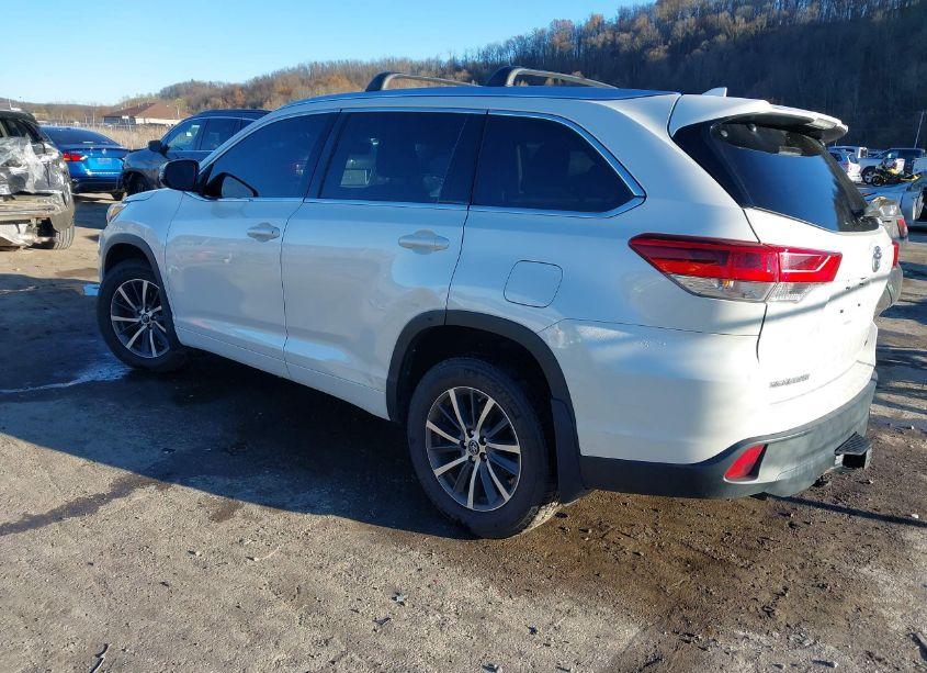 Photo 3 of 2017 Toyota Highlander XLE (VIN 5TDJZRFH5HS513961)