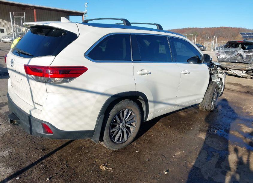 Photo 4 of 2017 Toyota Highlander XLE (VIN 5TDJZRFH5HS513961)