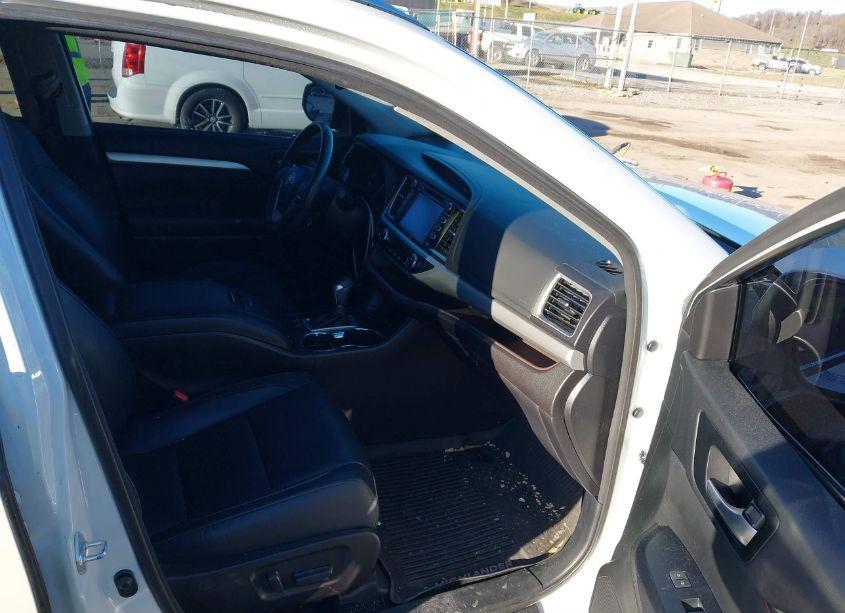 Photo 5 of 2017 Toyota Highlander XLE (VIN 5TDJZRFH5HS513961)