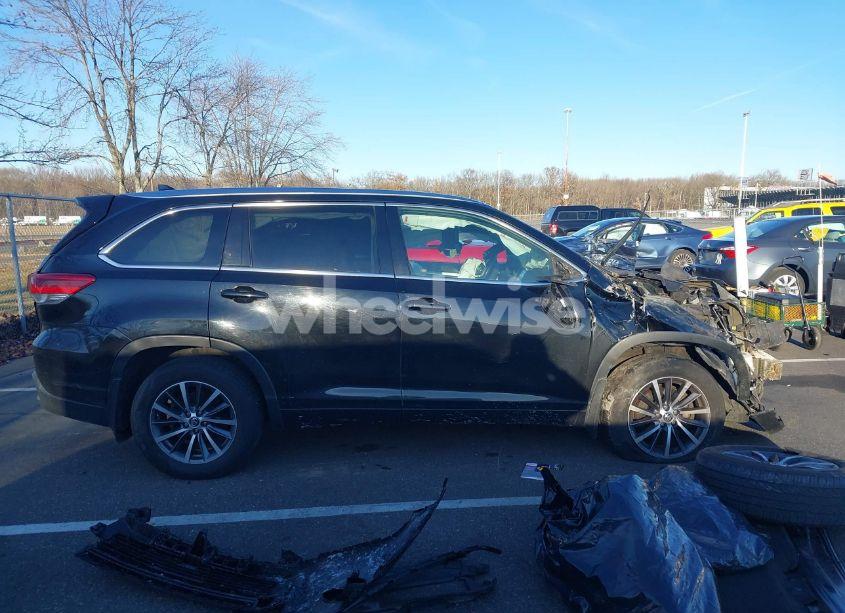 Photo 13 of 2018 Toyota Highlander XLE (VIN 5TDJZRFH5JS488842)