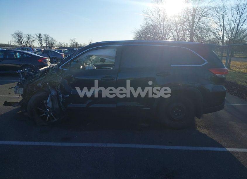 Photo 14 of 2018 Toyota Highlander XLE (VIN 5TDJZRFH5JS488842)