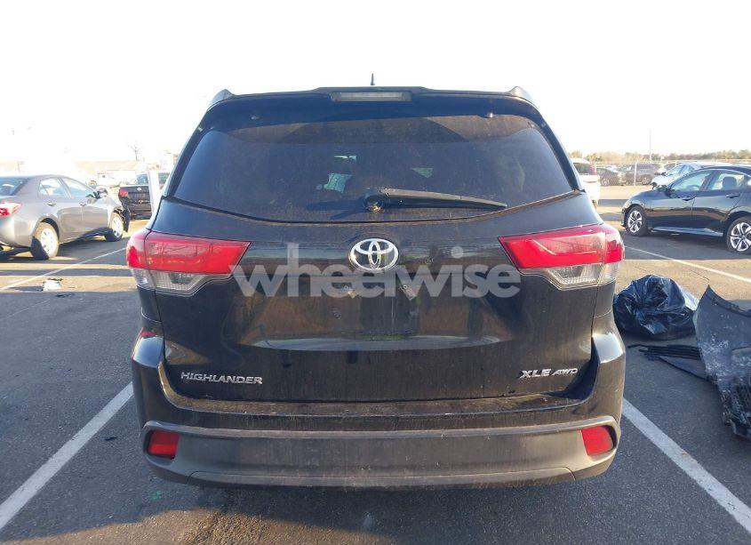 Photo 16 of 2018 Toyota Highlander XLE (VIN 5TDJZRFH5JS488842)