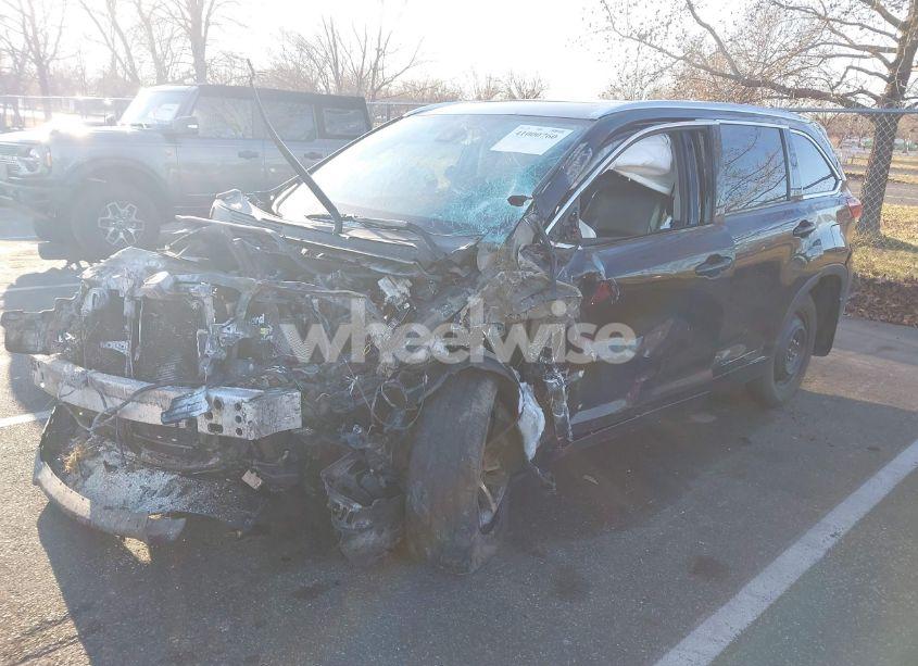 Photo 2 of 2018 Toyota Highlander XLE (VIN 5TDJZRFH5JS488842)