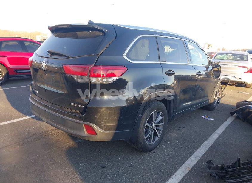 Photo 4 of 2018 Toyota Highlander XLE (VIN 5TDJZRFH5JS488842)