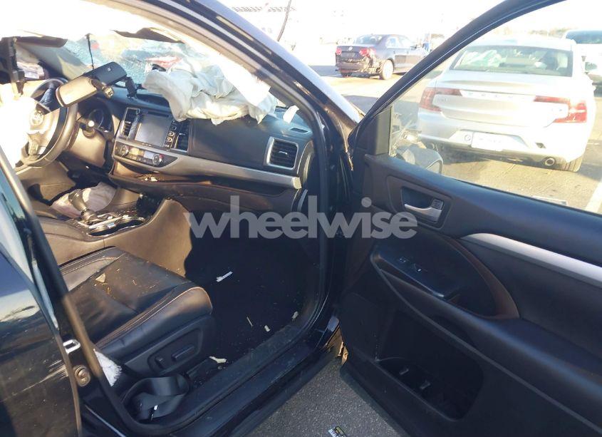 Photo 5 of 2018 Toyota Highlander XLE (VIN 5TDJZRFH5JS488842)