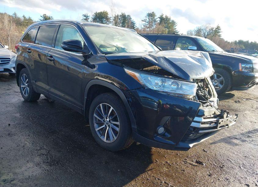 2018 Toyota Highlander XLE (VIN 5TDJZRFH5JS530698) main photo