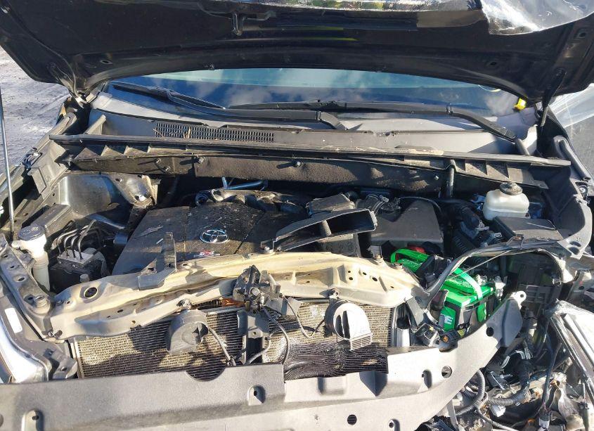 Photo 10 of 2018 Toyota Highlander XLE (VIN 5TDJZRFH5JS530698)