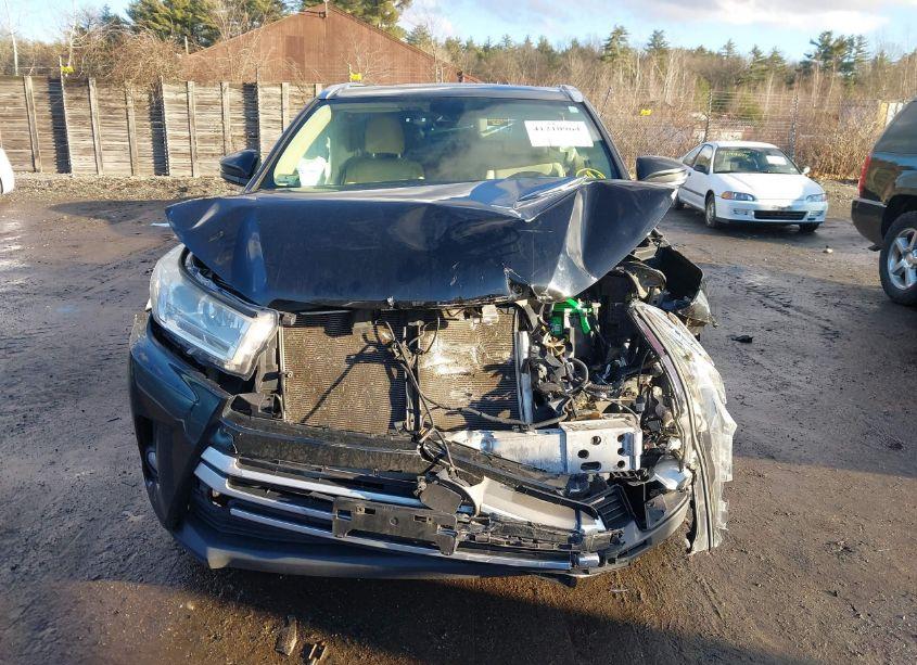Photo 12 of 2018 Toyota Highlander XLE (VIN 5TDJZRFH5JS530698)