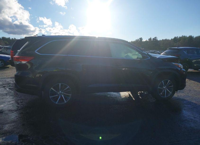 Photo 13 of 2018 Toyota Highlander XLE (VIN 5TDJZRFH5JS530698)