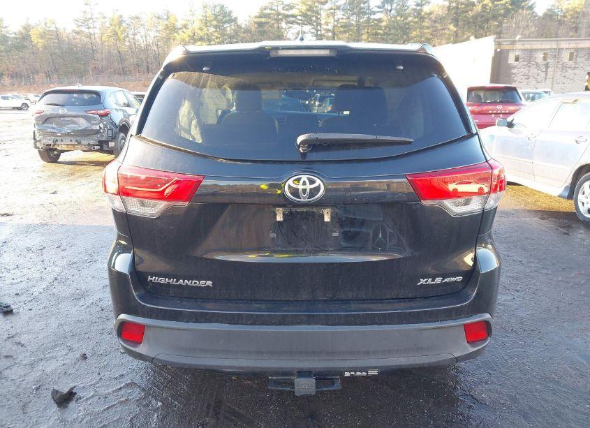 Photo 16 of 2018 Toyota Highlander XLE (VIN 5TDJZRFH5JS530698)