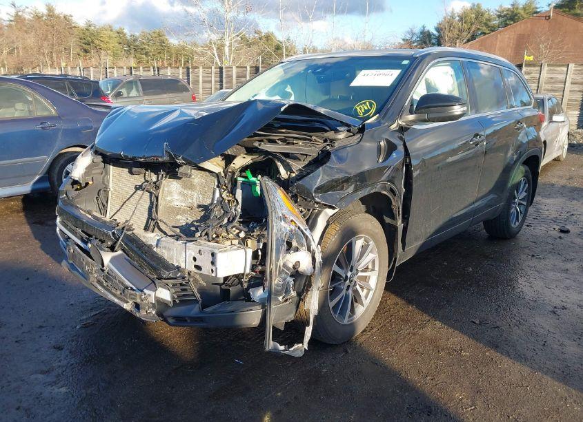 Photo 2 of 2018 Toyota Highlander XLE (VIN 5TDJZRFH5JS530698)