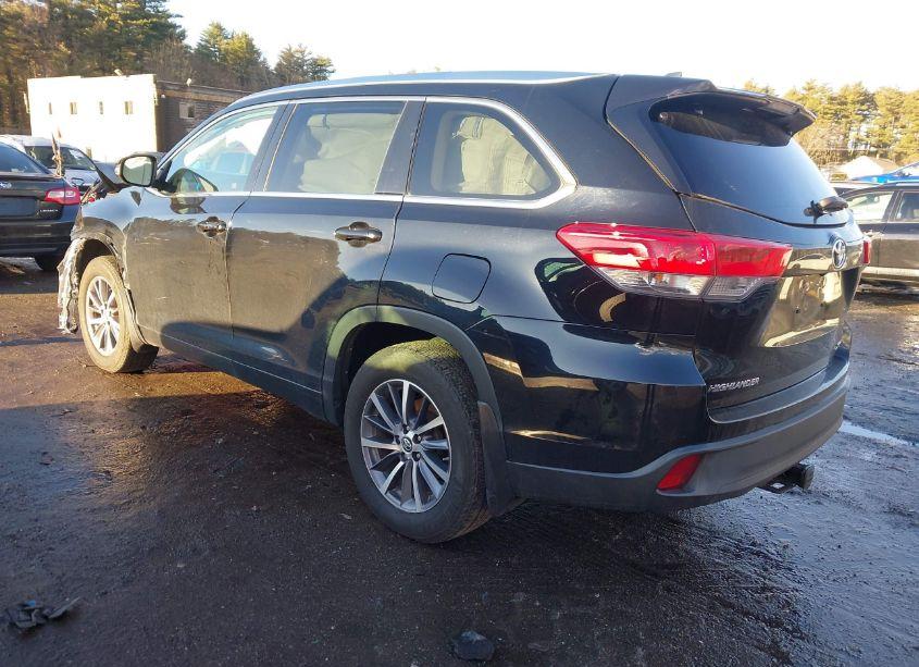 Photo 3 of 2018 Toyota Highlander XLE (VIN 5TDJZRFH5JS530698)