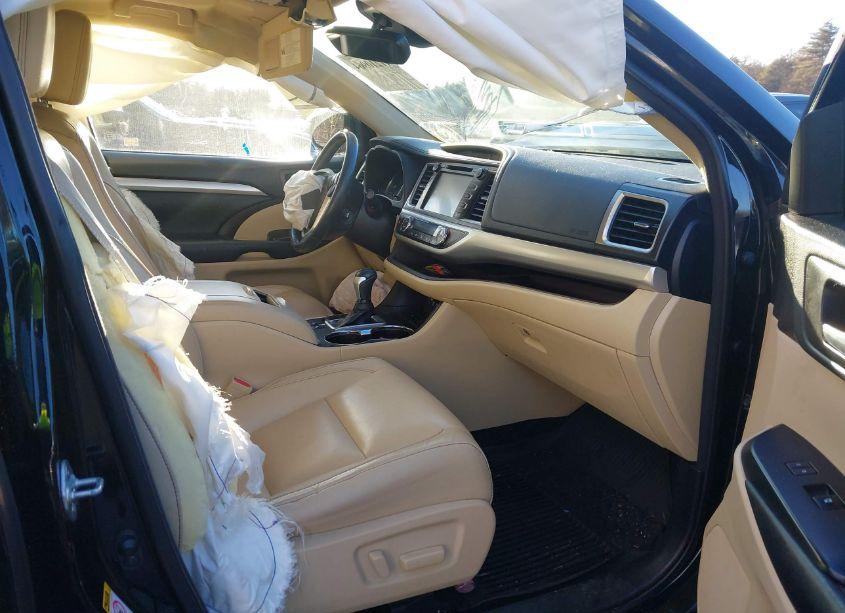 Photo 5 of 2018 Toyota Highlander XLE (VIN 5TDJZRFH5JS530698)