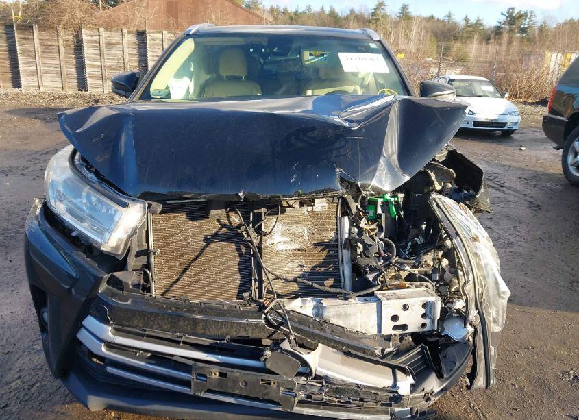 Photo 6 of 2018 Toyota Highlander XLE (VIN 5TDJZRFH5JS530698)