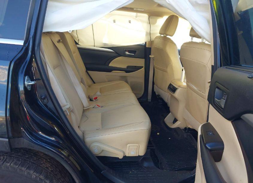 Photo 8 of 2018 Toyota Highlander XLE (VIN 5TDJZRFH5JS530698)