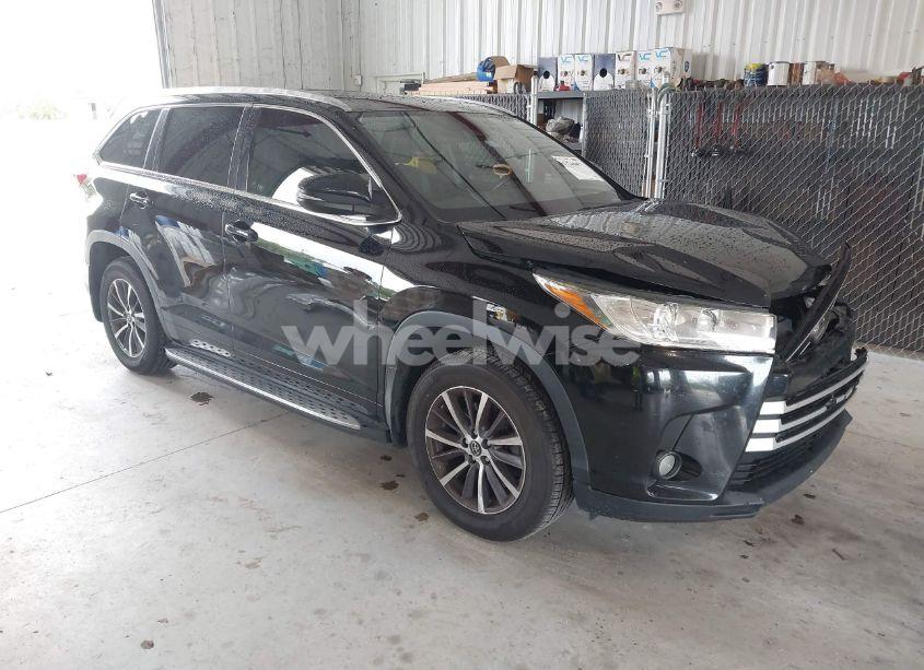 2018 Toyota Highlander XLE (VIN 5TDJZRFH5JS532919) main photo