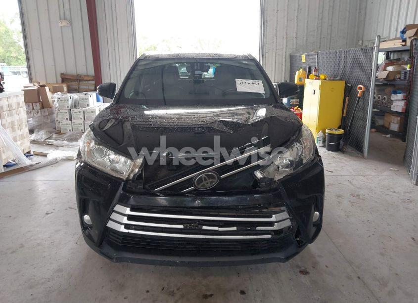 Photo 12 of 2018 Toyota Highlander XLE (VIN 5TDJZRFH5JS532919)