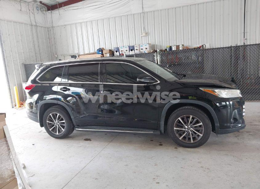 Photo 13 of 2018 Toyota Highlander XLE (VIN 5TDJZRFH5JS532919)