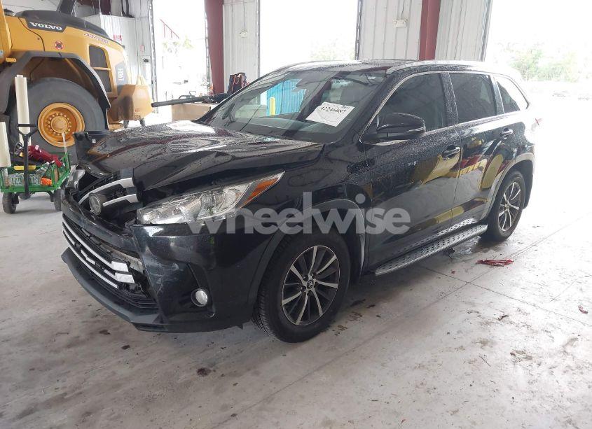 Photo 2 of 2018 Toyota Highlander XLE (VIN 5TDJZRFH5JS532919)