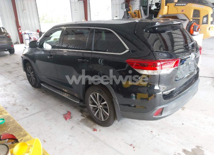 Photo 3 of 2018 Toyota Highlander XLE (VIN 5TDJZRFH5JS532919)