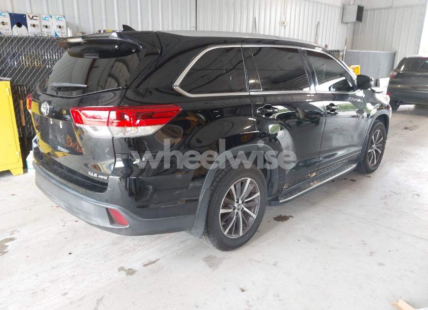 Photo 4 of 2018 Toyota Highlander XLE (VIN 5TDJZRFH5JS532919)