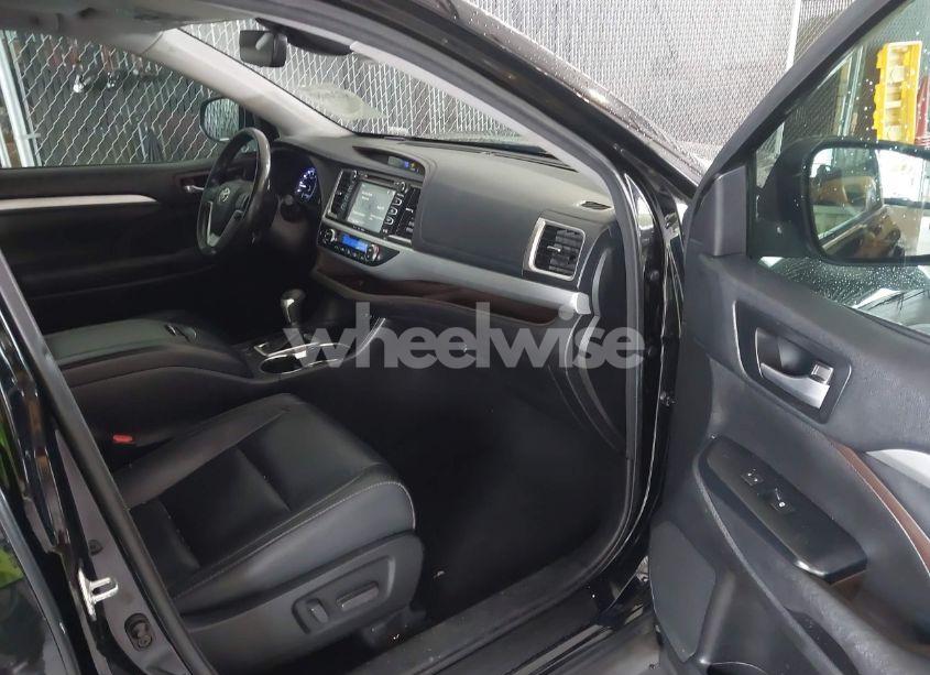 Photo 5 of 2018 Toyota Highlander XLE (VIN 5TDJZRFH5JS532919)