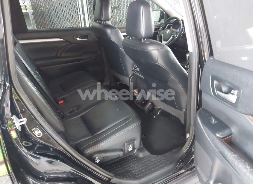 Photo 8 of 2018 Toyota Highlander XLE (VIN 5TDJZRFH5JS532919)