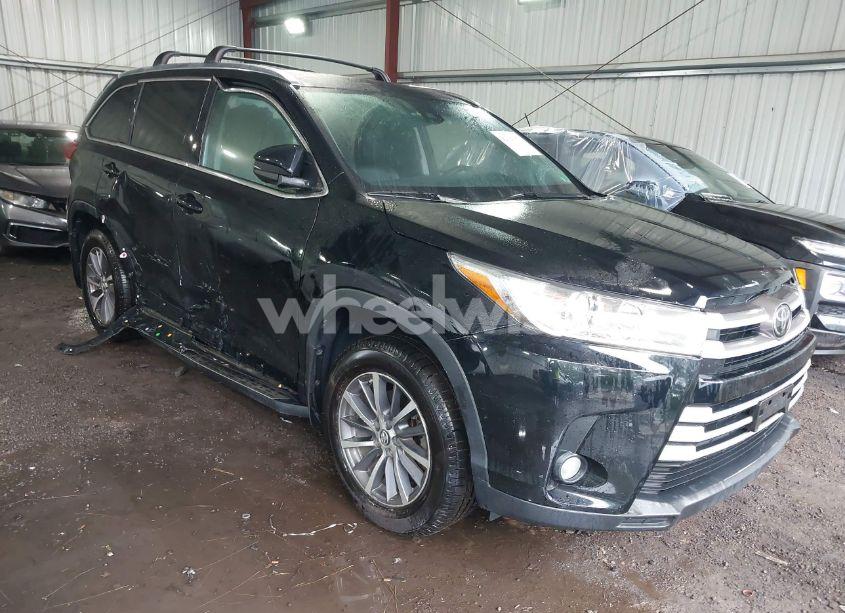 2018 Toyota Highlander XLE (VIN 5TDJZRFH5JS561076) main photo
