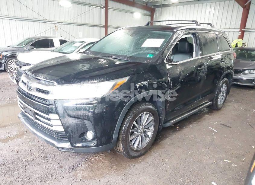 Photo 2 of 2018 Toyota Highlander XLE (VIN 5TDJZRFH5JS561076)