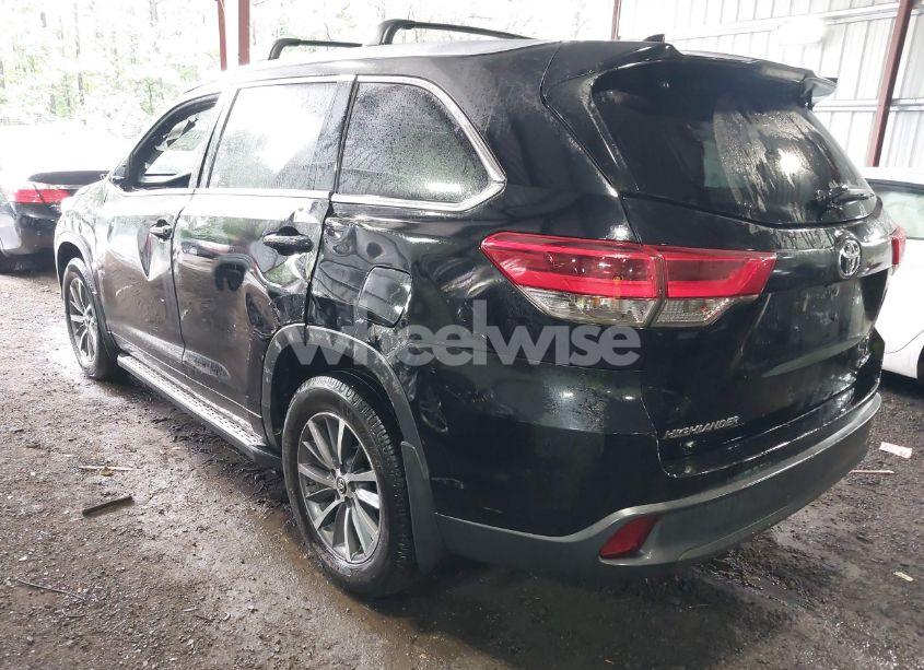 Photo 3 of 2018 Toyota Highlander XLE (VIN 5TDJZRFH5JS561076)