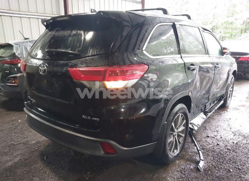 Photo 4 of 2018 Toyota Highlander XLE (VIN 5TDJZRFH5JS561076)