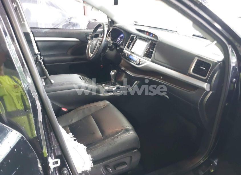 Photo 5 of 2018 Toyota Highlander XLE (VIN 5TDJZRFH5JS561076)