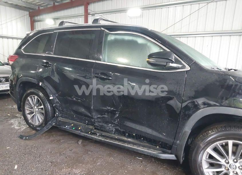 Photo 6 of 2018 Toyota Highlander XLE (VIN 5TDJZRFH5JS561076)