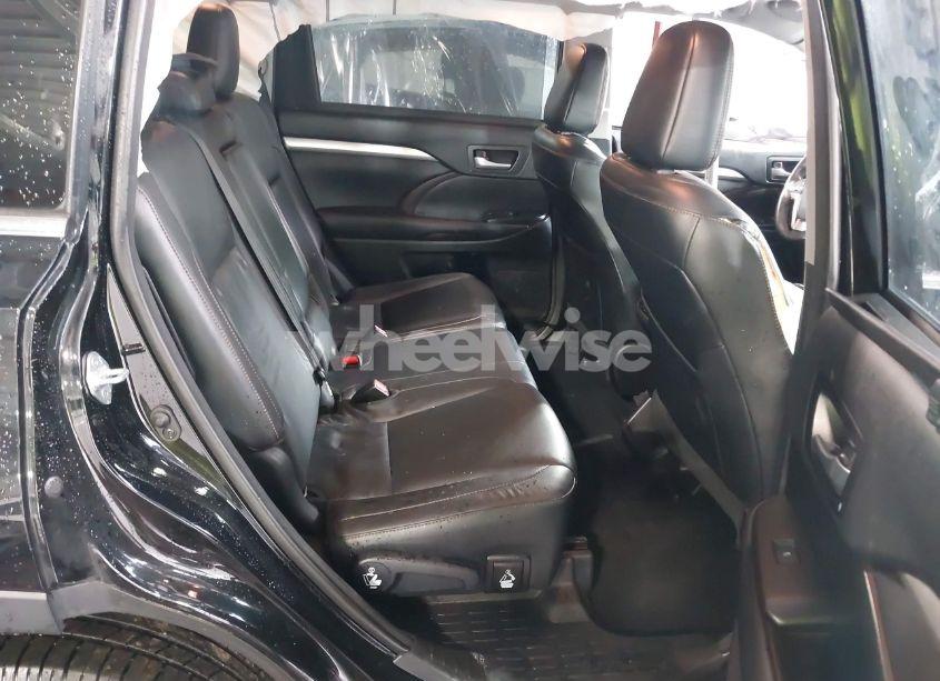 Photo 8 of 2018 Toyota Highlander XLE (VIN 5TDJZRFH5JS561076)