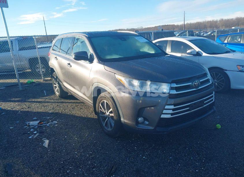 2018 Toyota Highlander XLE (VIN 5TDJZRFH5JS850684) main photo