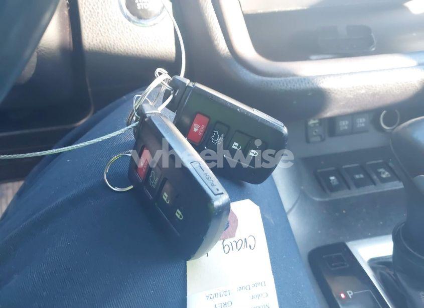 Photo 11 of 2018 Toyota Highlander XLE (VIN 5TDJZRFH5JS850684)