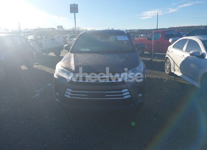 Photo 12 of 2018 Toyota Highlander XLE (VIN 5TDJZRFH5JS850684)