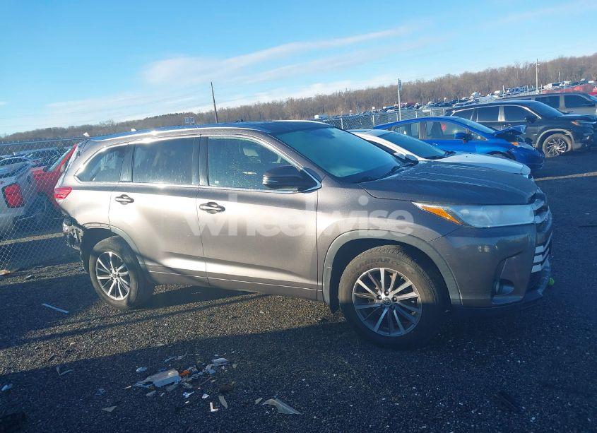 Photo 13 of 2018 Toyota Highlander XLE (VIN 5TDJZRFH5JS850684)