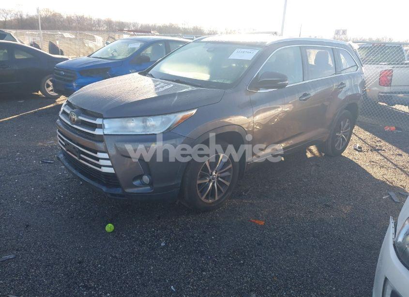 Photo 2 of 2018 Toyota Highlander XLE (VIN 5TDJZRFH5JS850684)