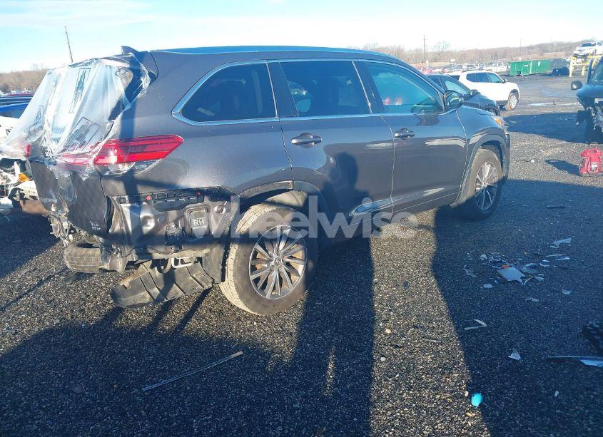 Photo 4 of 2018 Toyota Highlander XLE (VIN 5TDJZRFH5JS850684)
