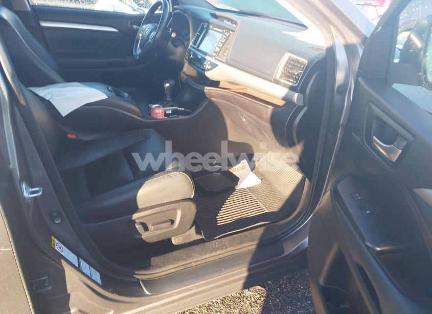 Photo 5 of 2018 Toyota Highlander XLE (VIN 5TDJZRFH5JS850684)