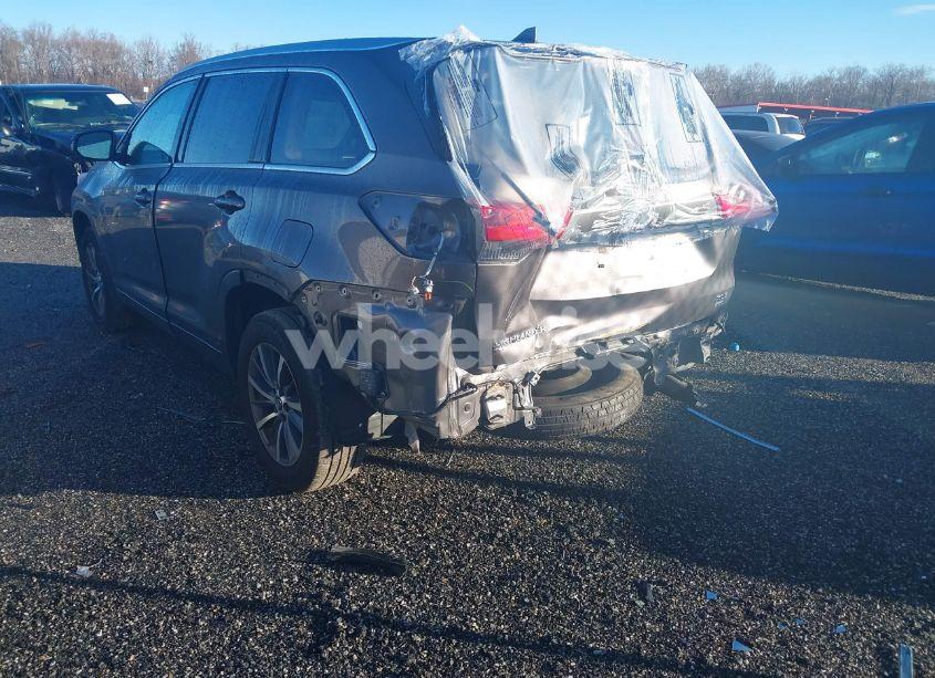 Photo 6 of 2018 Toyota Highlander XLE (VIN 5TDJZRFH5JS850684)