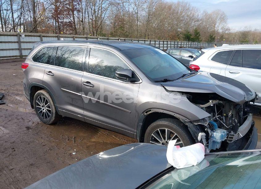 2018 Toyota Highlander SE (VIN 5TDJZRFH5JS895589) main photo